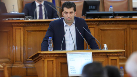 El primer ministro Kíril Petkov en su comparecencia ante la Asamblea Nacional