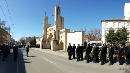 Честване на Деня на Тракия във Варна на паметника на Осми приморски полк