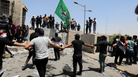 Поддръжници на Муктада Садр в опит да щурмуват т.нар. Зелена зона в Багдад, 30 юли 2022 г.