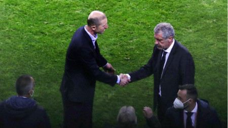 Сантош (вдясно) се ръкува с колегата си Милевски.