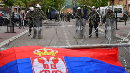 Протестиращи разпънаха сръбското знаме пред общината в Звечан
