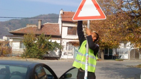 Започна подмяната на „застреляните“ пътни знаци в Дупница.