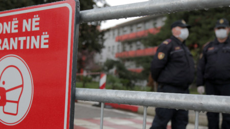 Албански полицаи зад ограда пред централната болница в Тирана, 09 март 2020 г. Албанските власти изолираха инфекциозното отделение и ограничиха всички социални дейности в страната, след като откриха първите два случая на пациенти, заразени с Covid -19.