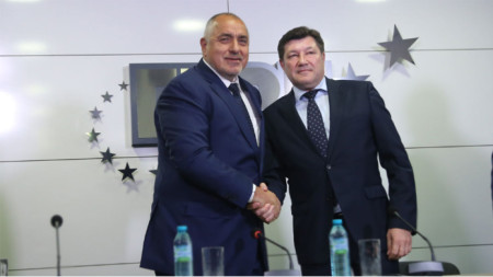 Bojko Borisov nga GERB (majtas) dhe Vencisllav Vërbanov nga Bashkimi Popullor Bullgar i Bujqve 