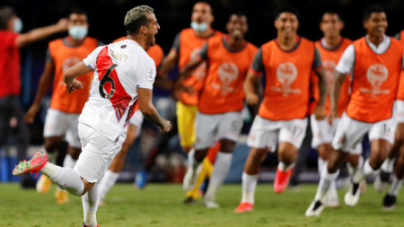 Мигел Трауко от Перу ликува, след като отбеляза победния гол от дузпа срещу Парагвай