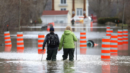 Наводнения в канадската провинция Квебек, където един човек загина, а над 900 бяха принудени да напуснат домовете си.