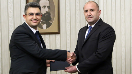 El presidente Radev (d.) entrega a Plamen Nikolov del ITN el mandato para formar gobierno.
