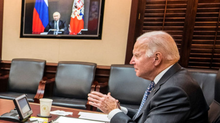 Президентът на САЩ Джо Байдън говори с руския си колега Владимир Путин по видеоконферентна връзка от Белия дом във Вашингтон.