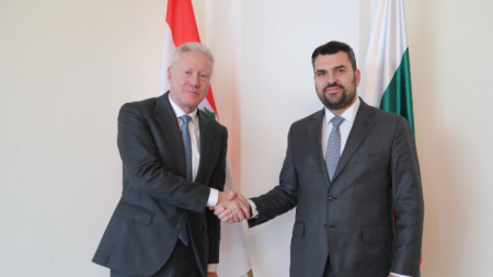 Външният министър на България Георг Георгиев и министърът на външните работи и емигрантите на Ливан Юсеф Раджи (вляво).