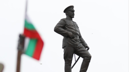 Фигурата на ген. Владимир Вазов увенчава паметника на Плевенската дивизия