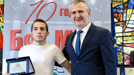 Министър Илиев награди състезатели по ММА за 10-годишнината на федерацията