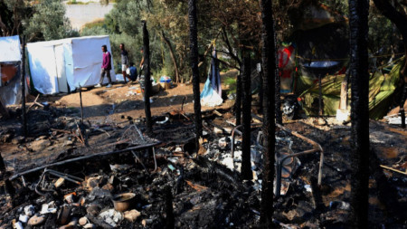 Последици от пожара след сблъсъците между мигранти на гръцкия остров Самос.