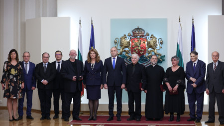 Президентът Радев връчи държавни отличия на шестима българи