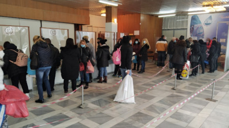 Десетки секционни избирателни комисии от 8 ми избирателен район Добрич