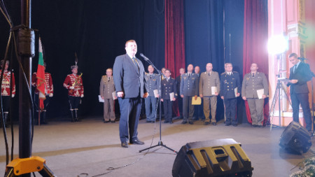 Министърът на отбраната Красимир Каракачанов коментираха тема в Централния военен клуб, където наградиха структурите, участвали в кампанията 