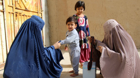 Ваксинация срещу полиомиелит в Афганистан.