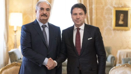 Халифа Хафтар (вляво) се срещна днес с италианския премиер Джузепе Конте в Рим.