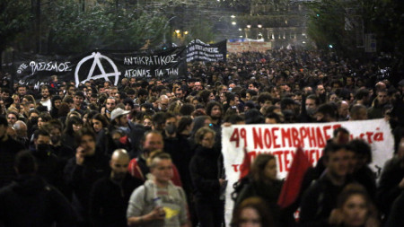 Демонстрантите вървят към посолството на САЩ по време на протест, отбелязващ годишнината от студентския бунт от 1973 г. срещу военната хунта, в Атина, Гърция, 17 ноември 2022 г. В цялата страна се провеждат събития за отбелязване на 49-ата годишнина от историческия студентски бунт.