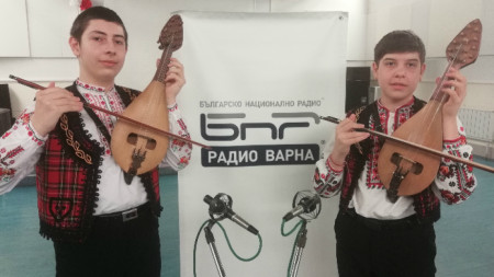 Симеон Илиев и Асен Станоев в звукозаписното студио на Радио Варна
