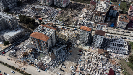 Снимка, направена с дрон, показва срутени сгради след земетресението в Хатай, Турция, 7 февруари 2023 г. 