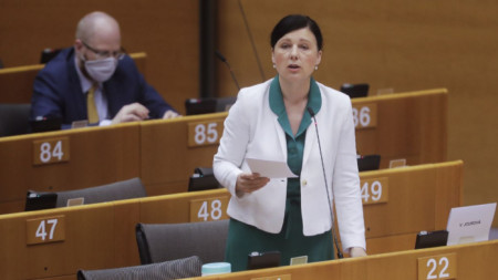 Еврокомисар Вера Йоурова говори в Европарламента на дебати, посветени на извънредните мерки в Унгария.