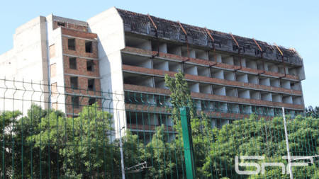 Недовършената сграда в София, чиито основи ще се ползват и в двата проекта за национална детска болница.