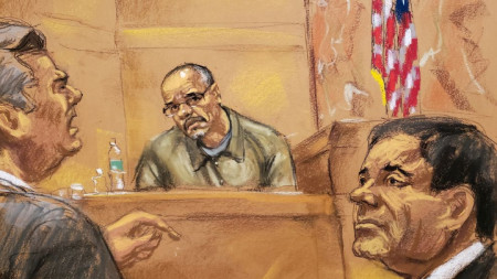 Адвокат на защитата, свидетелят Цифуентес и подсъдимият наркобос Хоакин Гусман - Ел Чапо на скица от федерален съд в Бруклин.