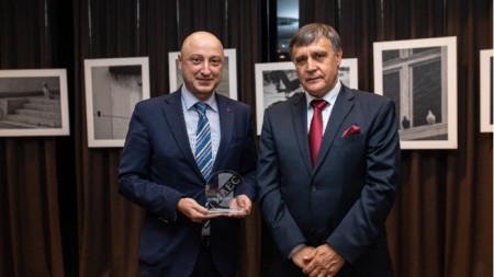 Председателят на ИДЕС Бойко Костов (вдясно) връчва почетен плакет на министъра на финансите Валери Белчев