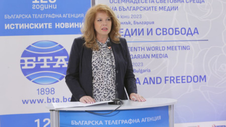 Илияна Йотова открива срещата на българските медии в Казанлък.