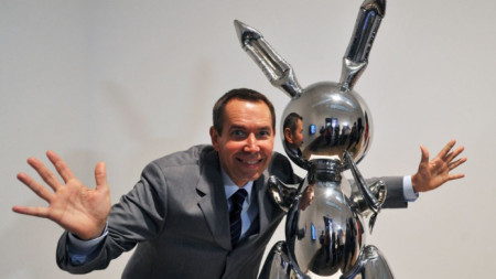 Джеф Кунц зад скулптурата си „Заек“ на изложба в Лондон през 2009 г.