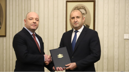 President Rumen Radev (R) hands Prof. Nikolai Gabrovski the first  exploratory mandate