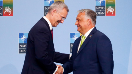 Йенс Столтенберг се ръкува с Виктор Орбан на среща на НАТО във Вилнюс, 11 юли 2023 г.
