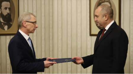 Nikolai Denkov (L) hands back the mandate for the formation of a cabinet unfilfilled