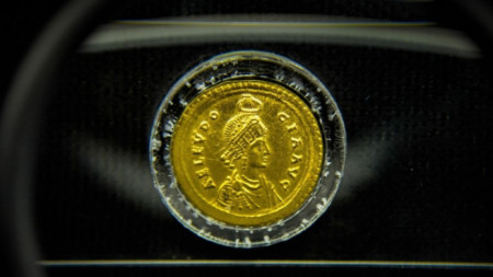 Coin commemorating the coronation of Byzantine Empress Aelia Eudocia  