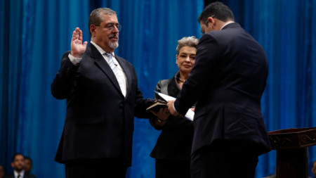 Бернардо Аревало положи клетва като президент на Гватемала