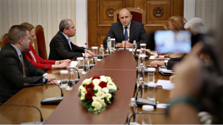 El presidente Rumen Radev (c.) mantiene consultas con el partido Hay tal Nación