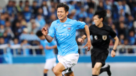 Нападателят на ФК Йокохама Казуйоши Миура влезе като резерва в