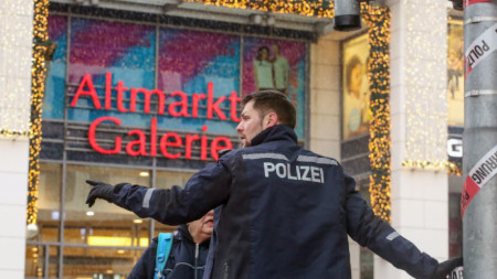 Полиция блокира района около търговския център в Дрезден, където се разигра драмата със заложници