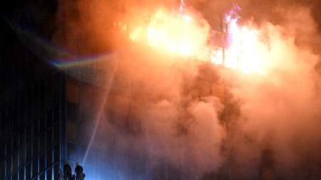 Пожарникари се борят с огнената стихия днес рано сутринта, 18 ноември 2025 г.