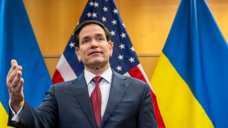 Държавният секретар на САЩ Марко Рубио говори пред медиите след края на женевските преговори с Украйна по мирния план. 