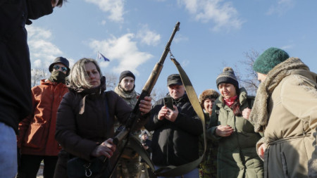 Украинци на открит ден по военно обучение за цивилни, организиран от активисти на крайнодясната партия „Десен сектор“ в Киев, 13 февруари 2022 г.