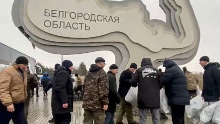 Група руски военнослужещи получават дрехи и храна след размяната на неразкрито място в района на Белгород, Русия, 7 март 2023 г.