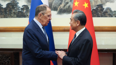 Руският министър на външните работи Сергей Лавров (вляво) и китайският първи дипломат Ван И - снимка от 16 окстомври 2023, Пекин
