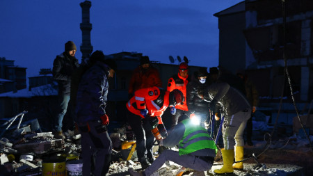 В търсене на оцелели на мястото на срутена сграда след земетресението в Турция, Кахраманмараш, 8 февруари 2023 г.