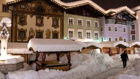 Жена минава през покрития със сняг градски център Берхтесгаден, Бавария. В германската провинция на места снежната покривка достигна 1,5 метра.