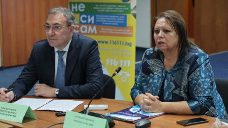 Директорът на Държавната агенция за закрила на детето д-р Теодора Иванова и министърът на труда и социалната политика Борислав Гуцанов участваха в дискусия за превенция на детските бракове.