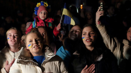 Жители на Киев празнуват руското изтегляне от Херсон и влизането на украински войници в ключовия южен град, 11 ноември 2022 г.