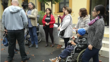 Протестът на родители на деца с увреждания в Бургас