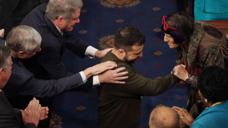 Володимир Зеленски е приветстван при пристигането си за обръщение пред двете камари на Конгреса на САЩ във Вашингтон, 21 декември 2022 г.