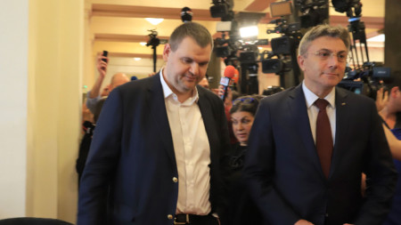 Делян Пеевски (вляво) и председателят на ДПС Мустафа Карадайъ в Народното събрание - 8 юни 2023